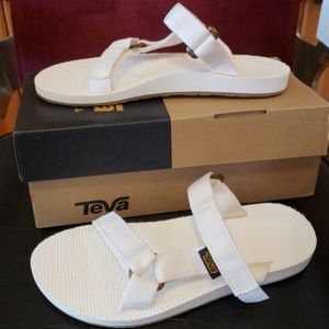 WHITE TEVA SANDALS size 7